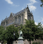 800166 Gezicht op de Domkerk (Domplein) te Utrecht met op de voorgrond het standbeeld Jan van Nassau.